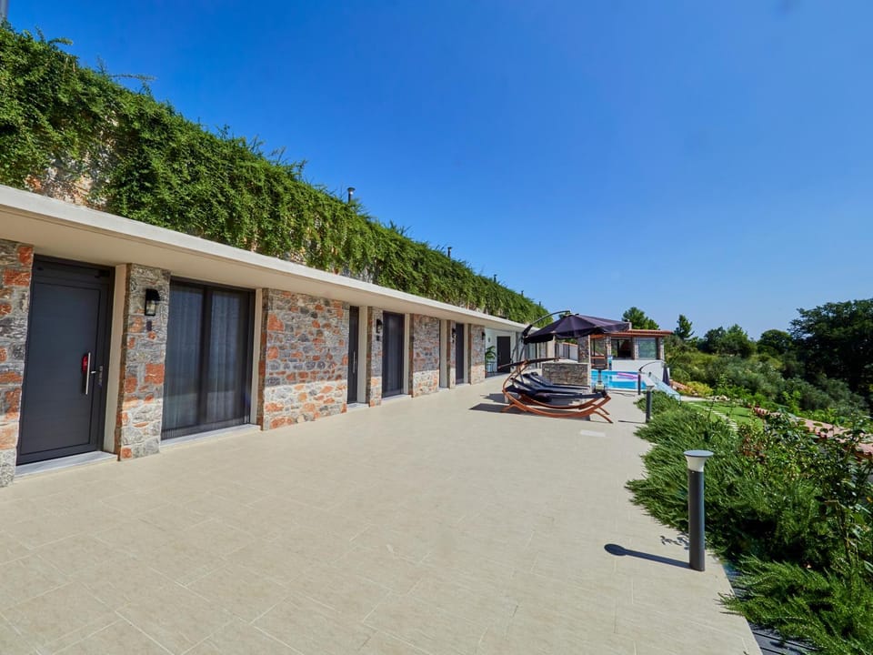 Property building, Day, Balcony/Terrace, Pool view, Swimming pool, sunbed