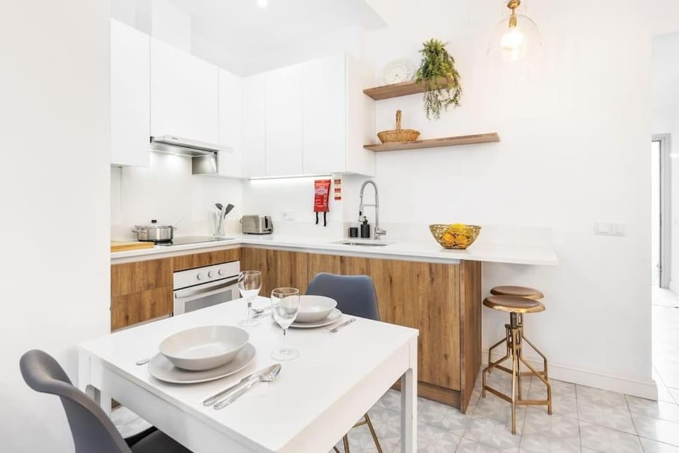 Kitchen or kitchenette, Dining area, stove, toaster