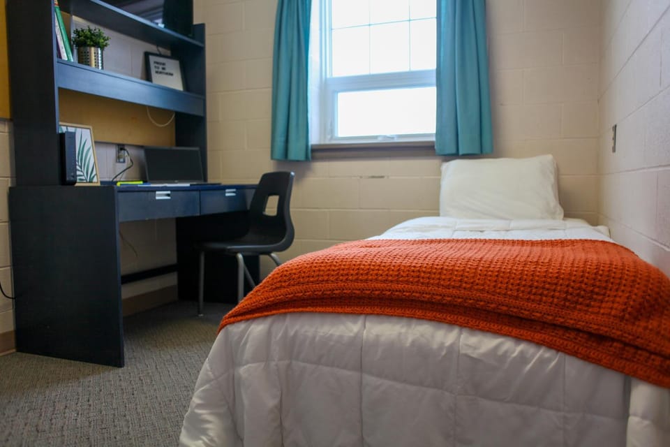 Photo of the whole room, Bedroom