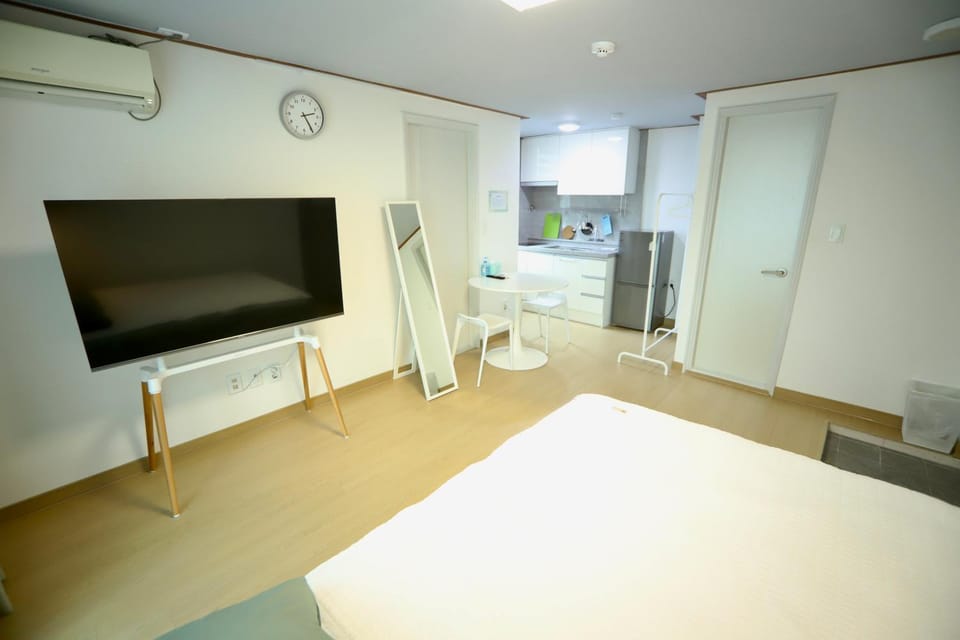 Bed, TV and multimedia, Kitchen or kitchenette, Bedroom, air conditioner
