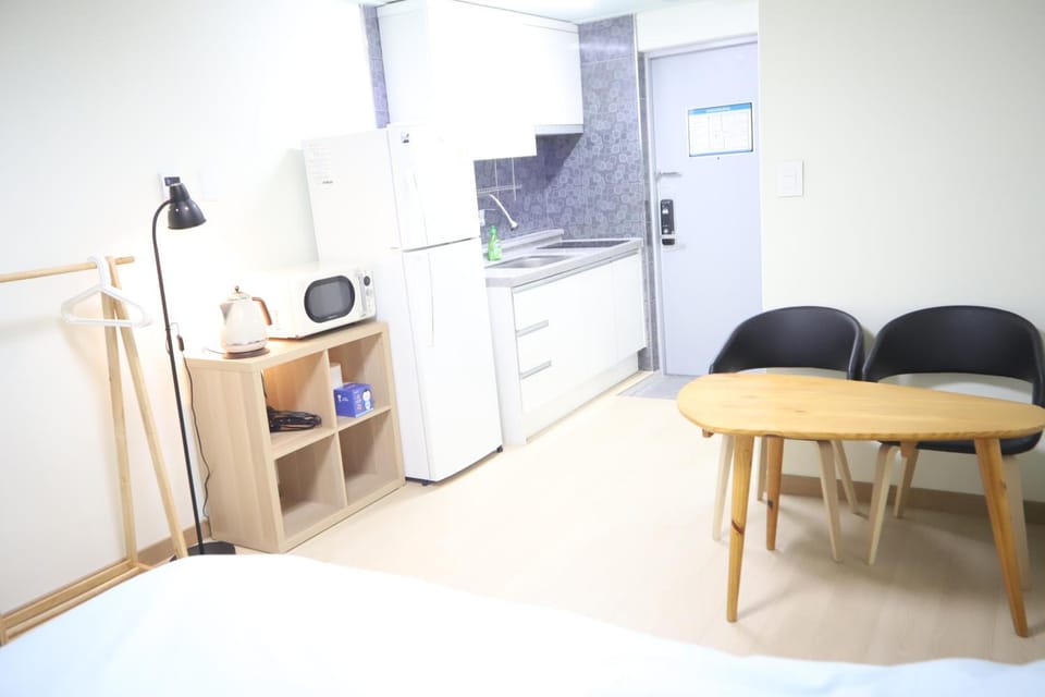 Kitchen or kitchenette, Dining area, minibar