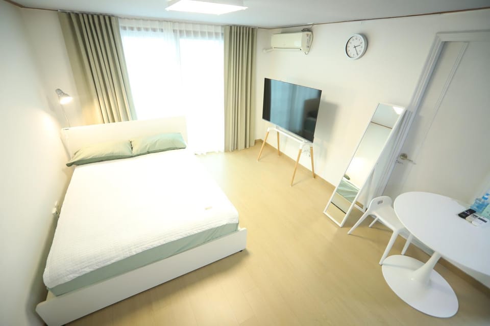 Bed, TV and multimedia, Bedroom
