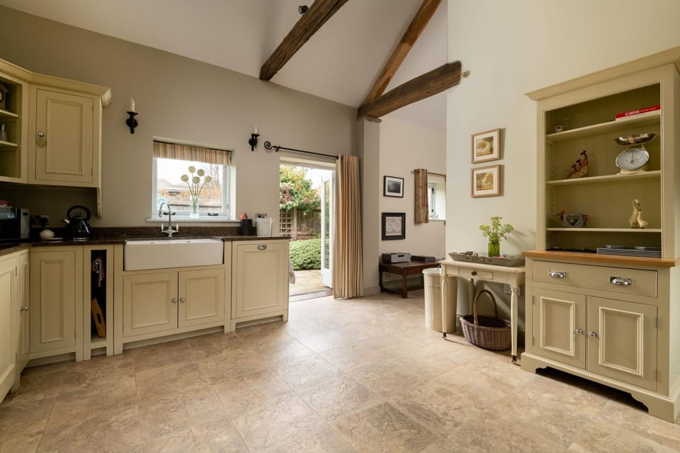 Property building, Kitchen or kitchenette, minibar, pet friendly, stove