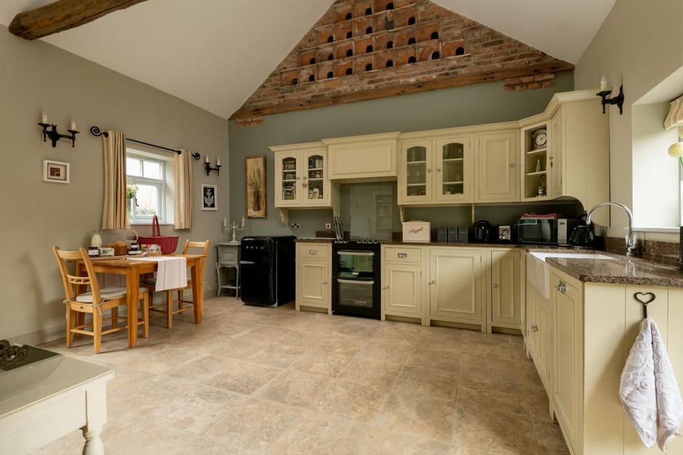 Property building, Kitchen or kitchenette, Dining area, dishwasher, minibar, pet friendly, stove, toaster
