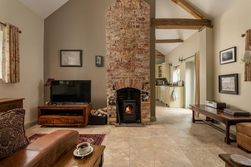 Property building, TV and multimedia, Living room, Seating area, flat iron