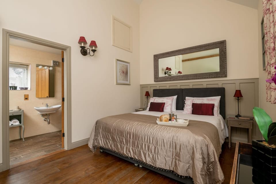 Property building, Bed, Bedroom, towels