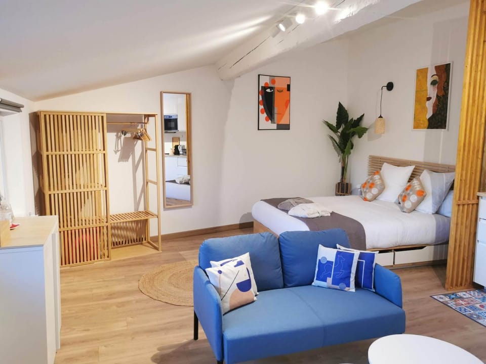Bed, Photo of the whole room