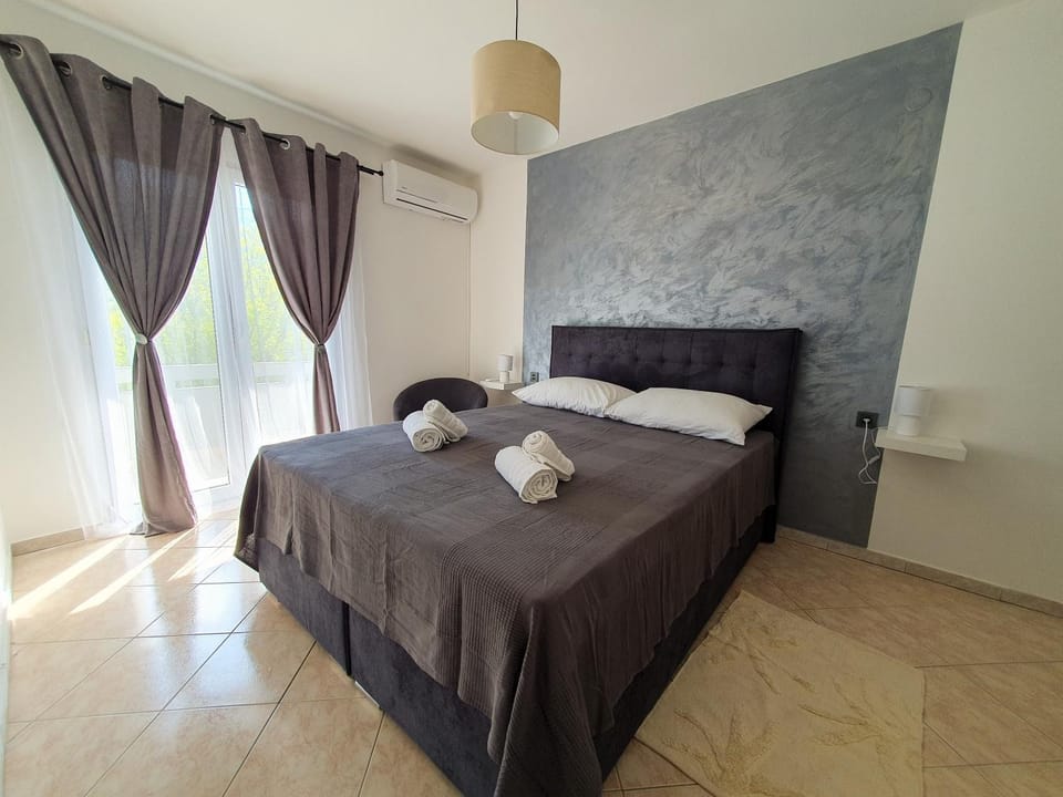 Bed, Bedroom, towels