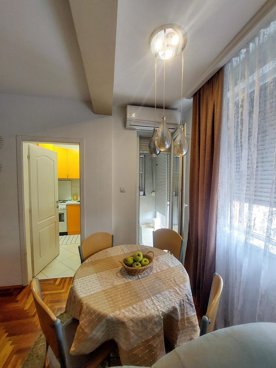 Kitchen or kitchenette, Living room, Seating area, Dining area, air conditioner