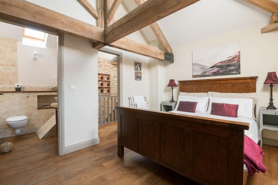 Toilet, Property building, Bed, Bedroom, towels