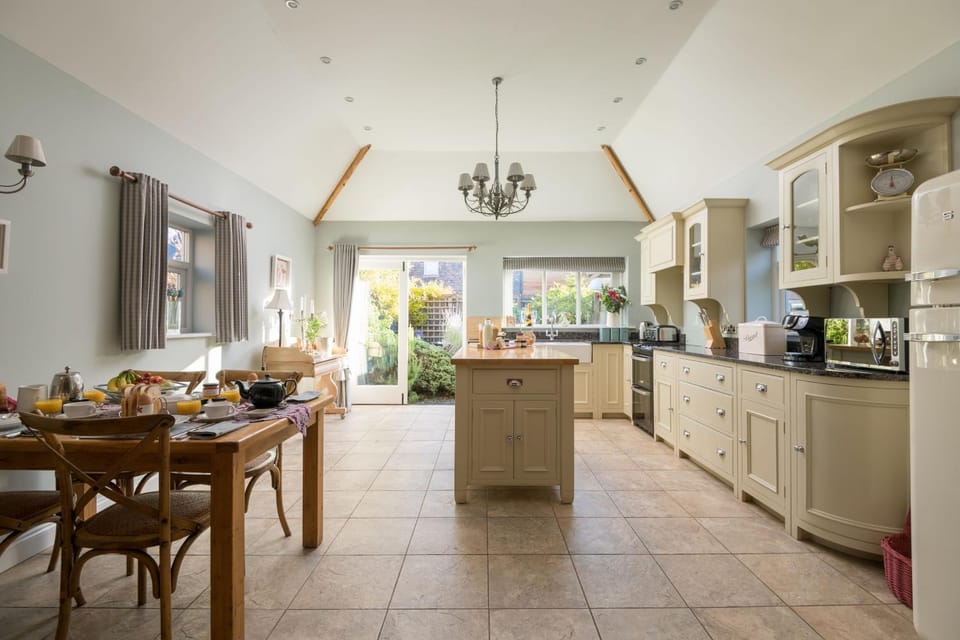 Property building, Coffee/tea facilities, Kitchen or kitchenette, Food and drinks, Dining area, Food, dishwasher, minibar, pet friendly, stove