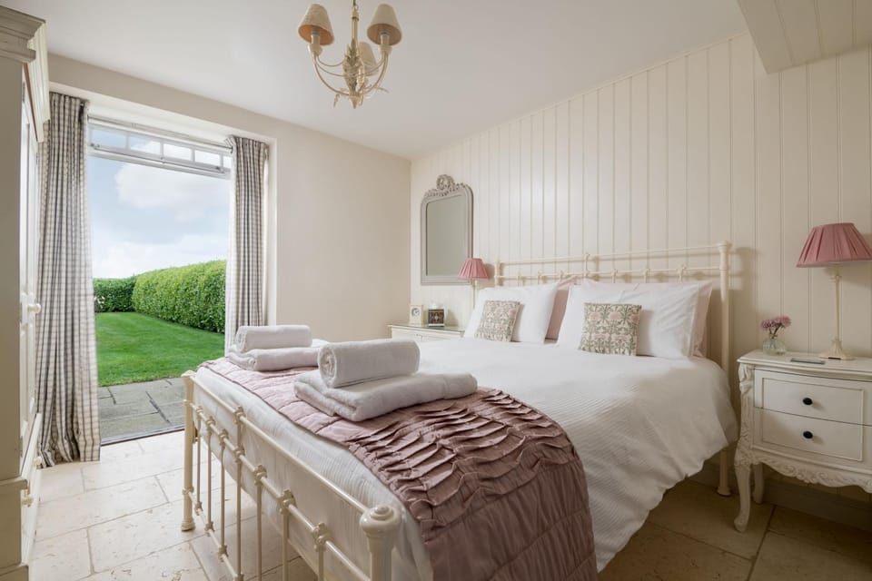 Property building, Bed, Photo of the whole room, Bedroom, towels