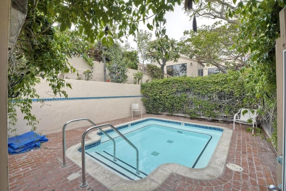 Oceanfront Fully Remodeled 2BR 2BA, Pool, Hot Tub, Gated Parking Apartment in Solana Beach