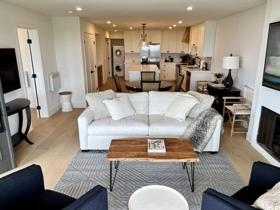 Oceanfront Fully Remodeled 2BR 2BA, Pool, Hot Tub, Gated Parking Apartment in Solana Beach