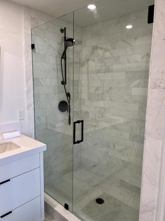 Oceanfront Fully Remodeled 2BR 2BA, Pool, Hot Tub, Gated Parking Apartment in Solana Beach