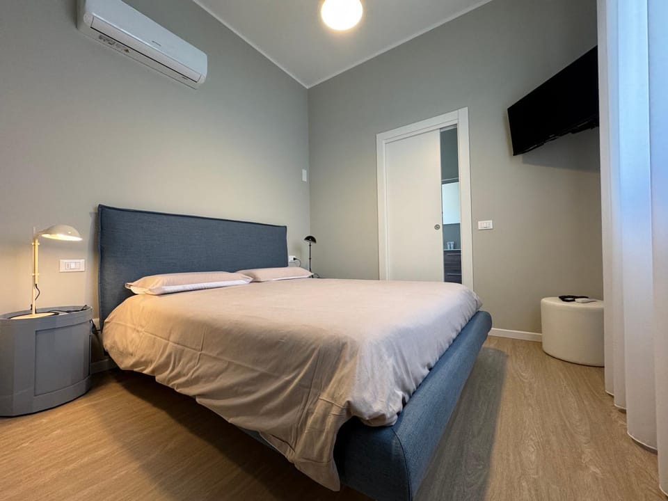 Bed, TV and multimedia, Photo of the whole room, Bedroom, air conditioner