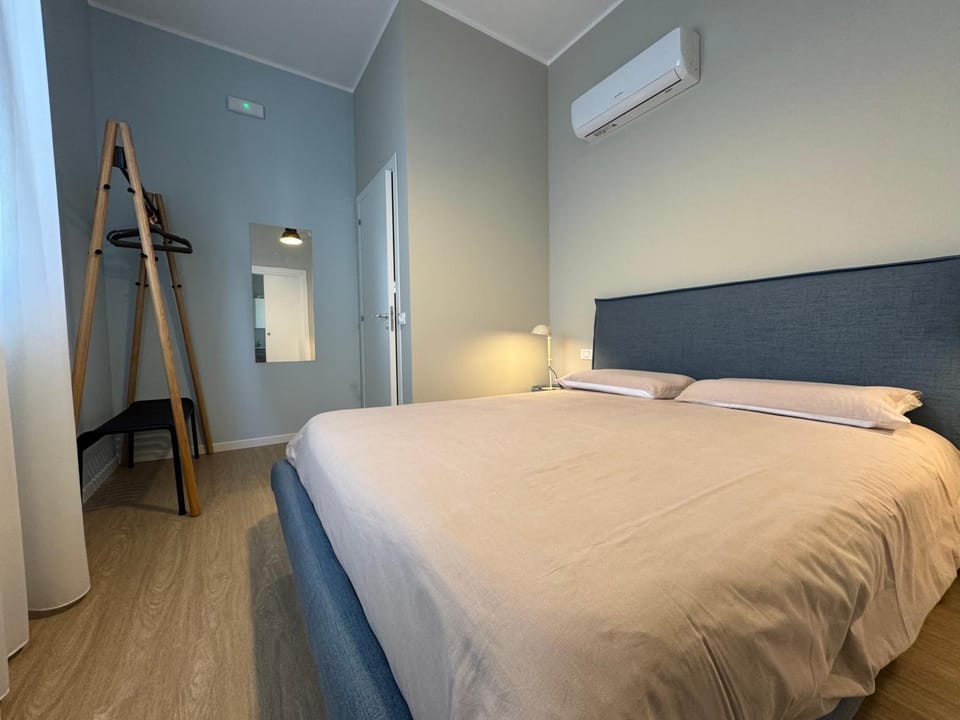 Bed, Photo of the whole room, Bedroom, air conditioner