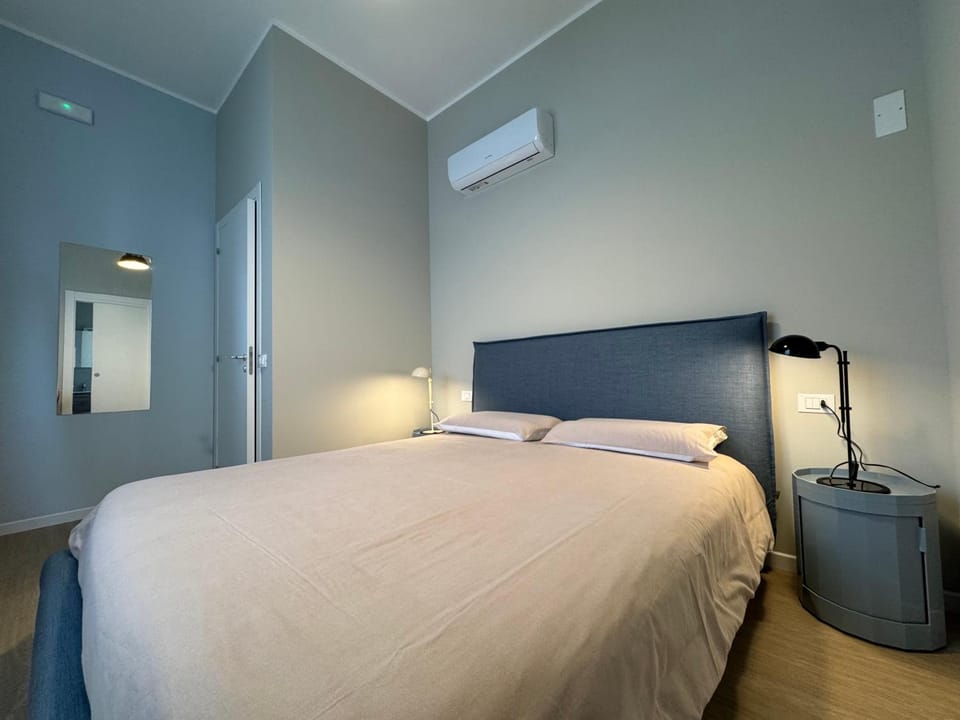 Bed, Photo of the whole room, Bedroom, air conditioner