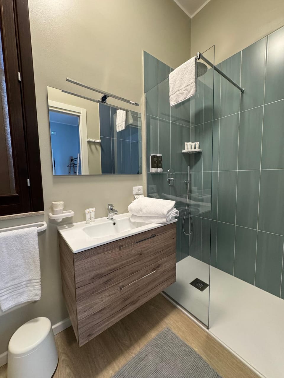 Shower, Toilet, Bathroom, towels