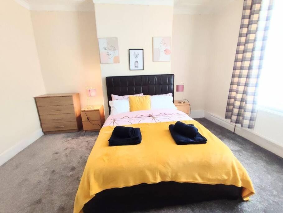 Bed, Photo of the whole room, Bedroom, towels