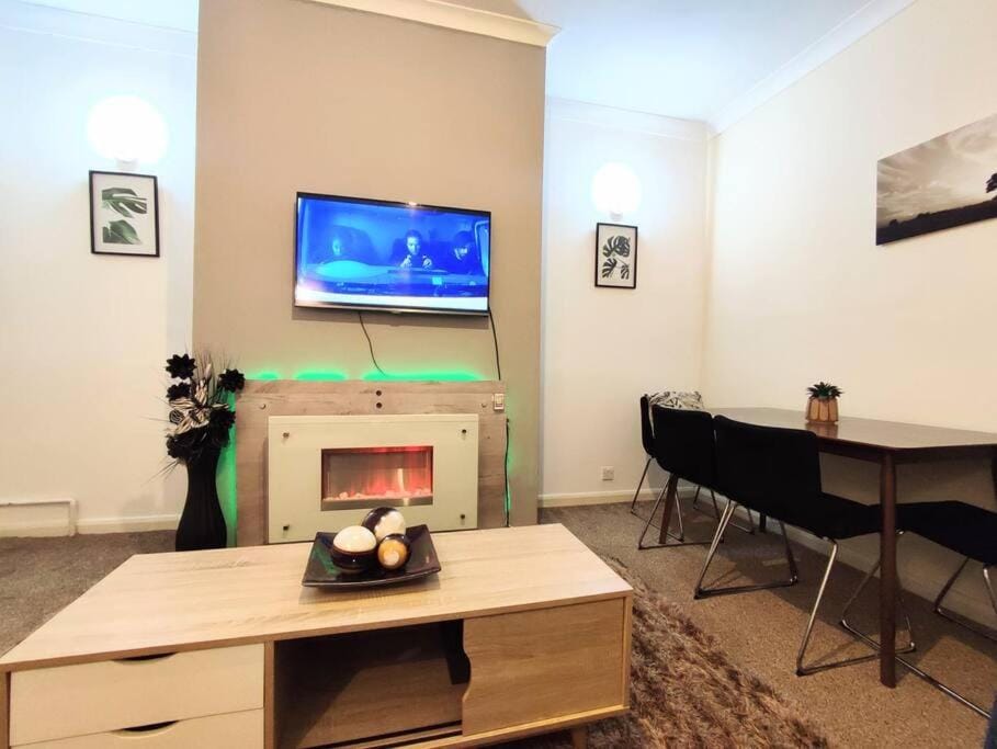TV and multimedia, Kitchen or kitchenette, Seating area, Dining area