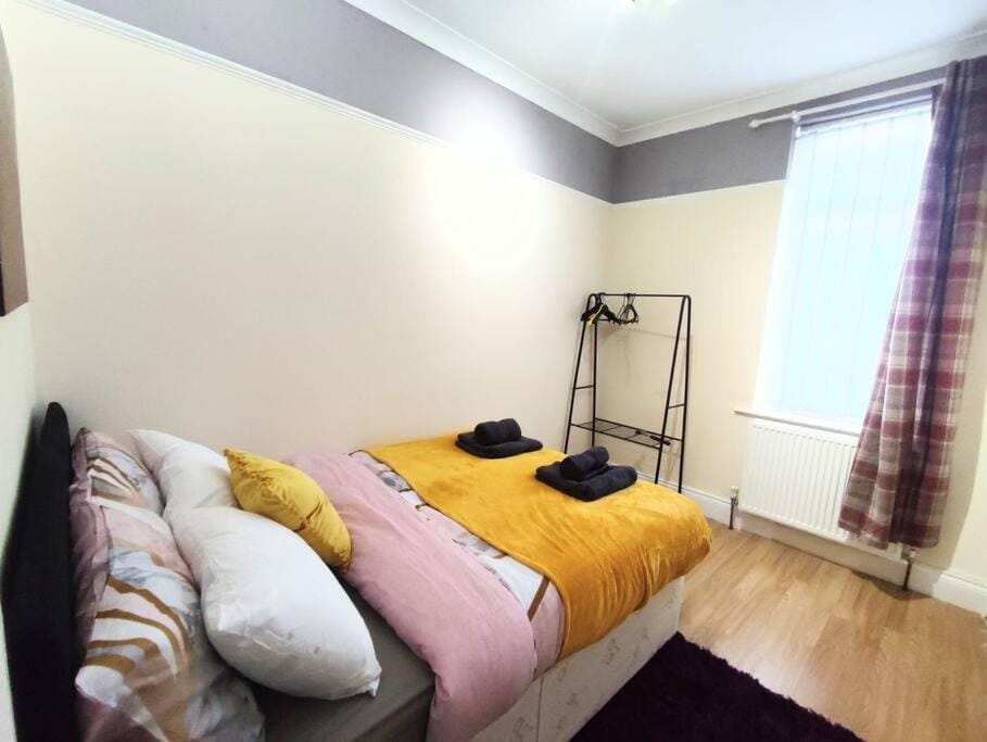 Bed, Photo of the whole room, Bedroom