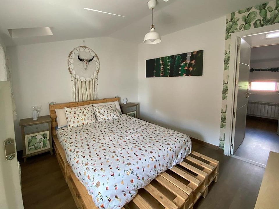 Photo of the whole room, Bedroom