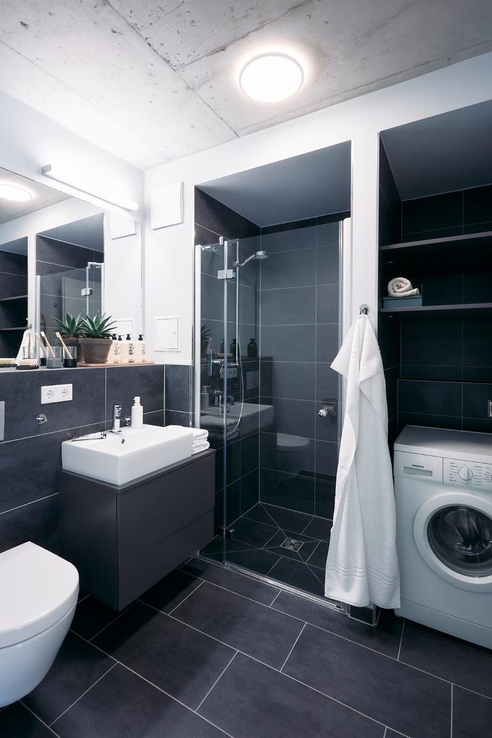 Shower, Toilet, Bathroom, towels, washing machine