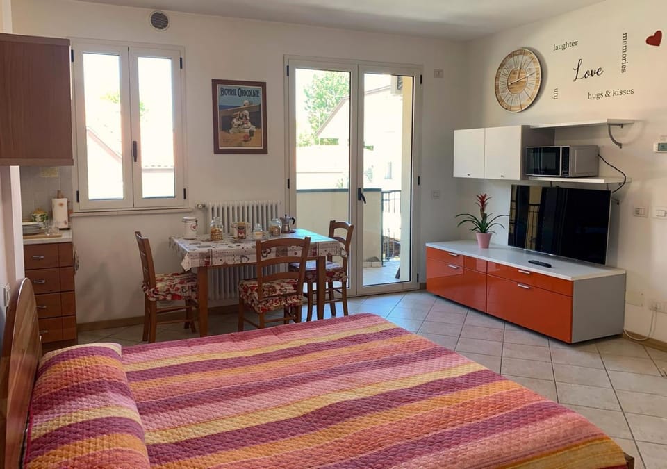 Bed, TV and multimedia, Kitchen or kitchenette, Living room, Photo of the whole room, Seating area, Dining area, Bedroom, oven