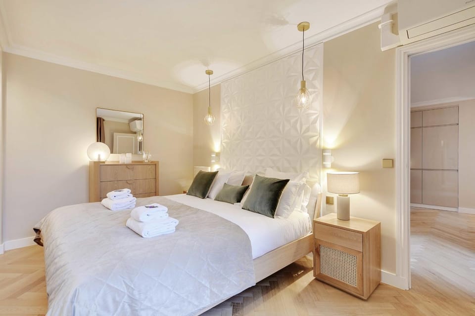 Bed, Bedroom, towels, wardrobe