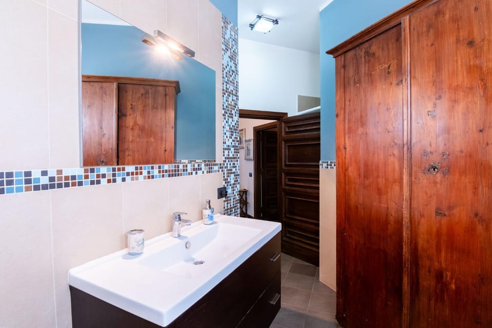 Shower, Bathroom, towels, wardrobe