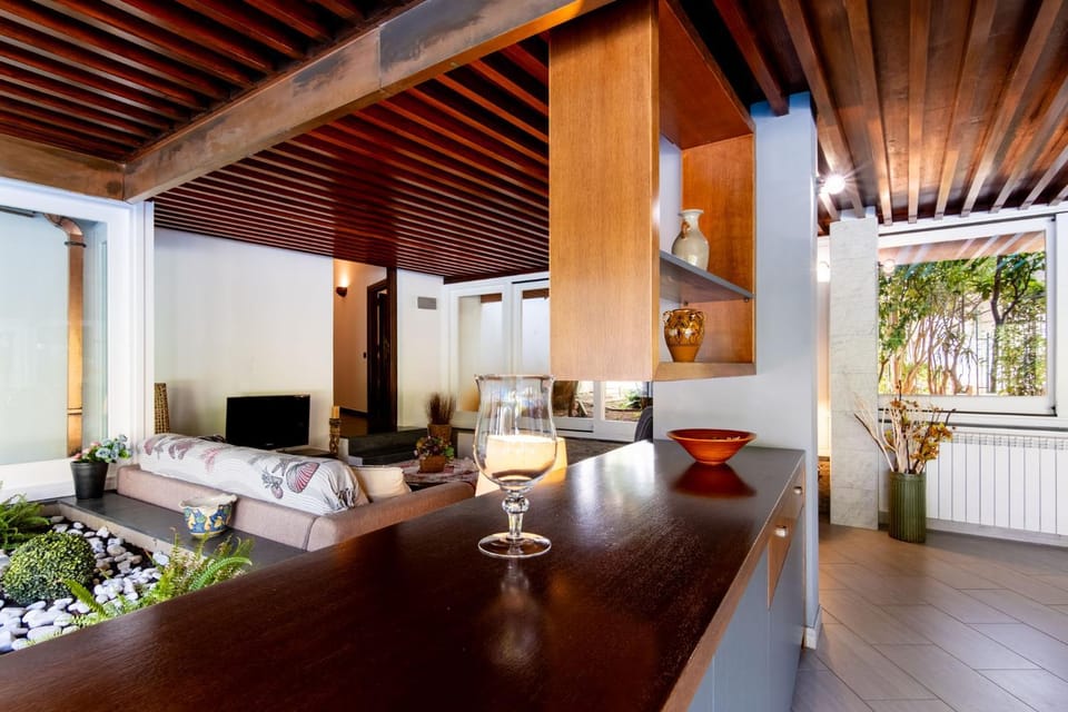 Living room, Seating area, Dining area, internet