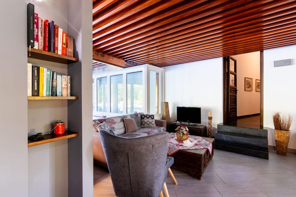 Communal lounge/ TV room, Library, Living room, Seating area, Evening entertainment