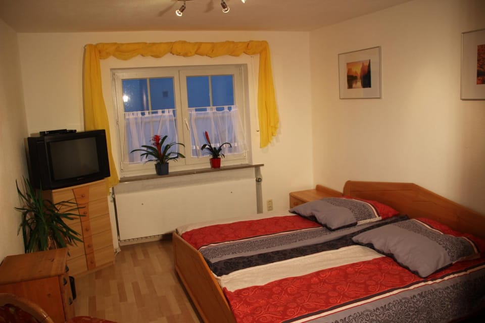 Ferienwohnung mit 4 Schlafzimmer für 2 bis 9 Gäste----Apartment with 4 bedrooms for 2 to 9 guests Apartment in Bavaria