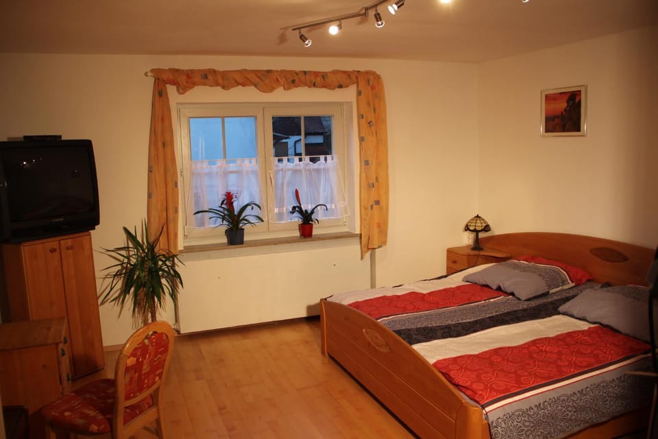 Ferienwohnung mit 4 Schlafzimmer für 2 bis 9 Gäste----Apartment with 4 bedrooms for 2 to 9 guests Apartment in Bavaria