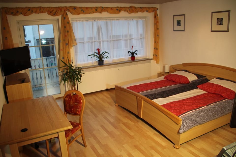 Ferienwohnung mit 4 Schlafzimmer für 2 bis 9 Gäste----Apartment with 4 bedrooms for 2 to 9 guests Apartment in Bavaria