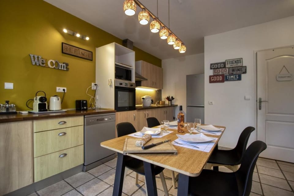 Coffee/tea facilities, Kitchen or kitchenette, Dining area, oven, stove, toaster