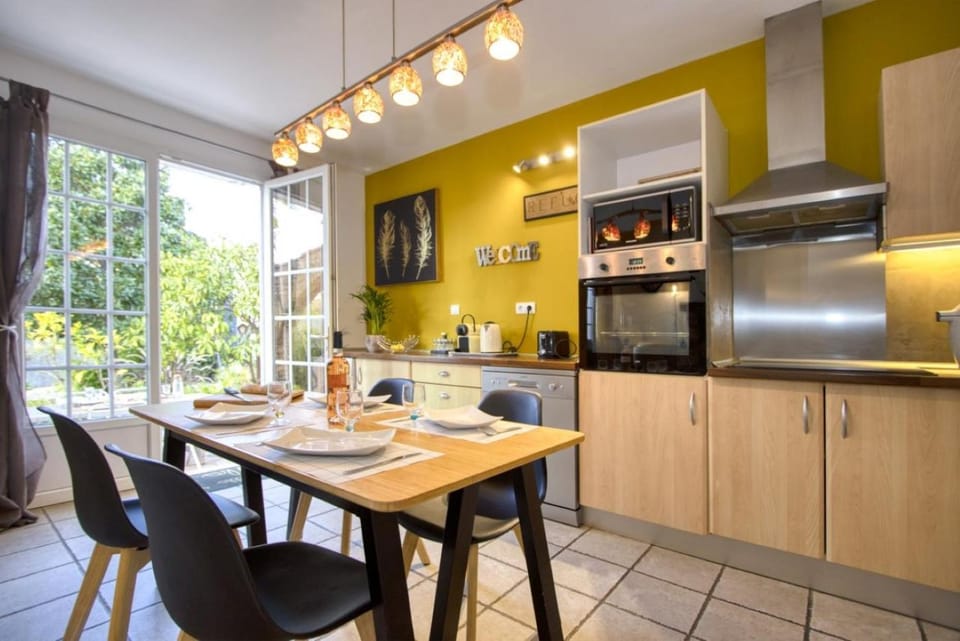 Kitchen or kitchenette, Dining area, dishwasher, oven, stove