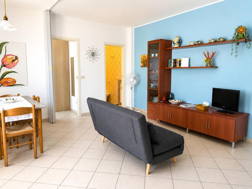 Communal lounge/ TV room, TV and multimedia, Living room, Seating area, Dining area, Evening entertainment