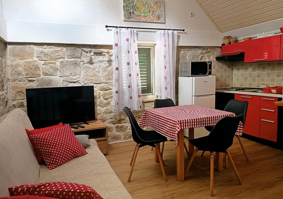 Coffee/tea facilities, Kitchen or kitchenette, Living room, microwave