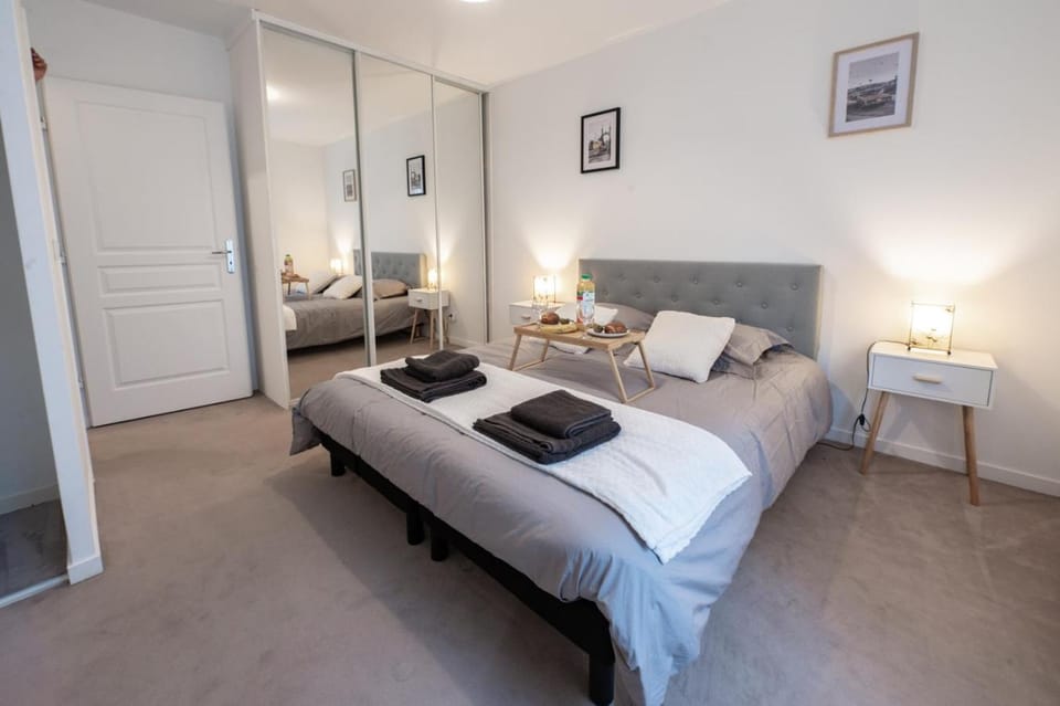 Bed, Bedroom, towels