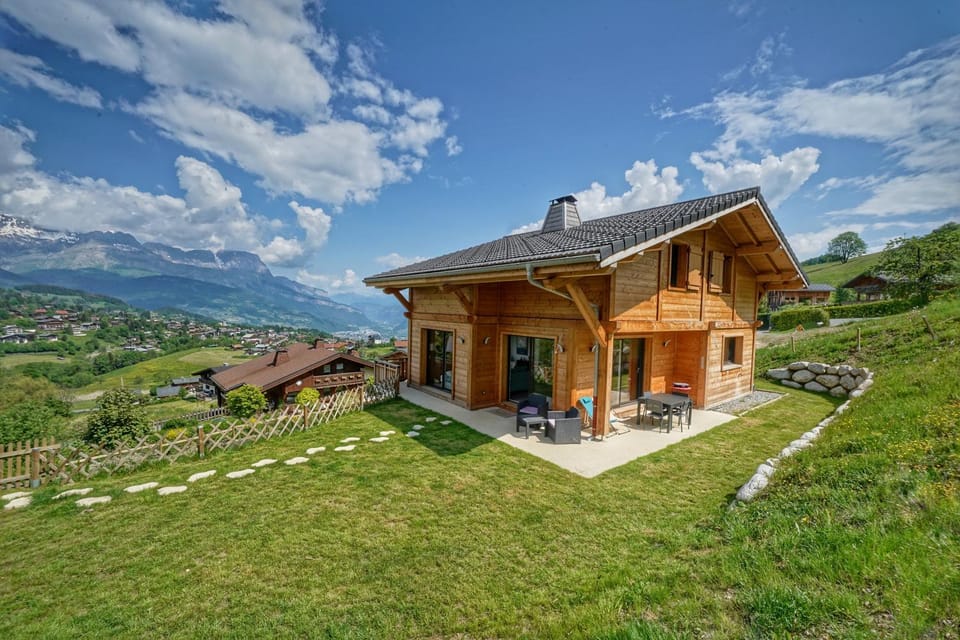 Magnifique Chalet neuf 8 pers, 800 m télécabine Princesse Megeve Cabin in Combloux