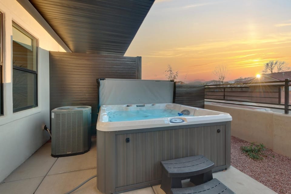 Ocotillo Springs Resort 40 Private Hot Tub, Community Pool, and More House in Santa Clara