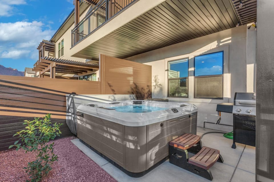 Ocotillo Springs Resort 41 Private Hot Tub, Nintendo Console, BBQ Grill & Beautiful Resort Pool House in Santa Clara