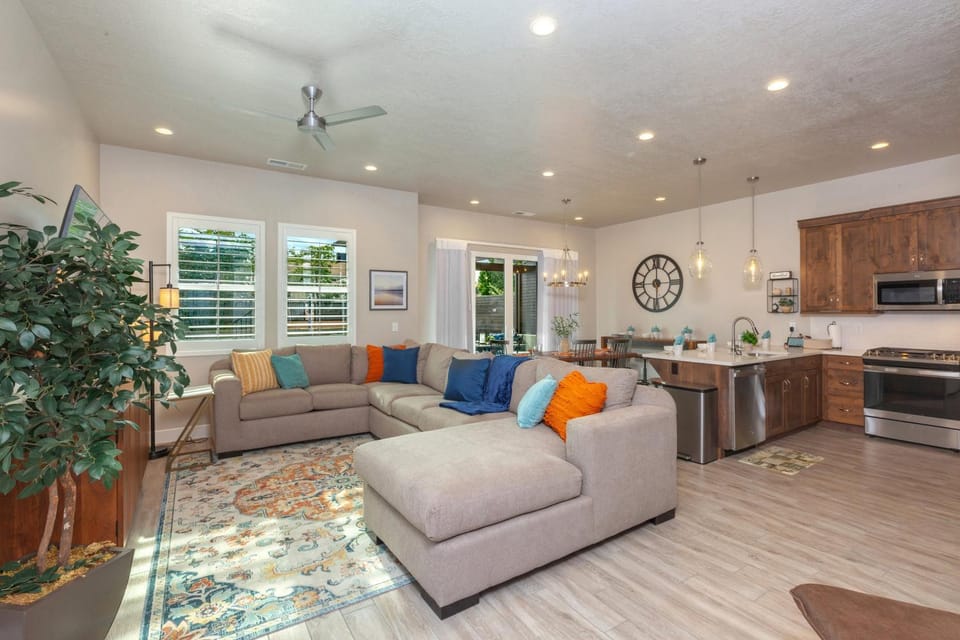 Ocotillo Spring Resort 44 Sky Fire Private Brand-New Home, Private Hot Tub, and Community Pool House in Santa Clara