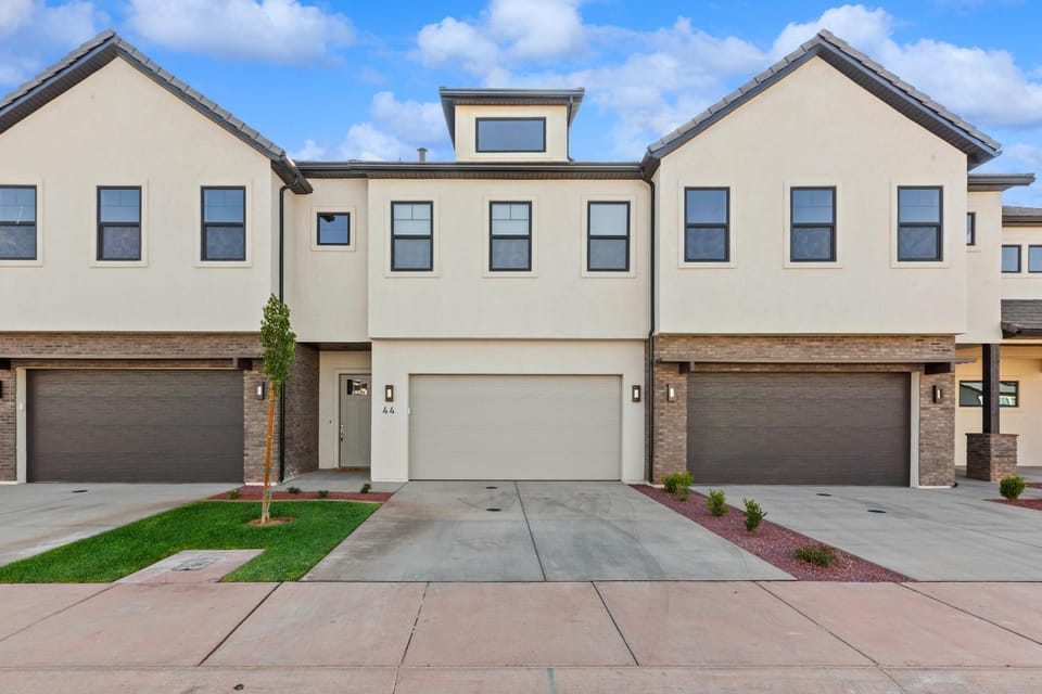 Ocotillo Spring Resort 44 Sky Fire Private Brand-New Home, Private Hot Tub, and Community Pool House in Santa Clara