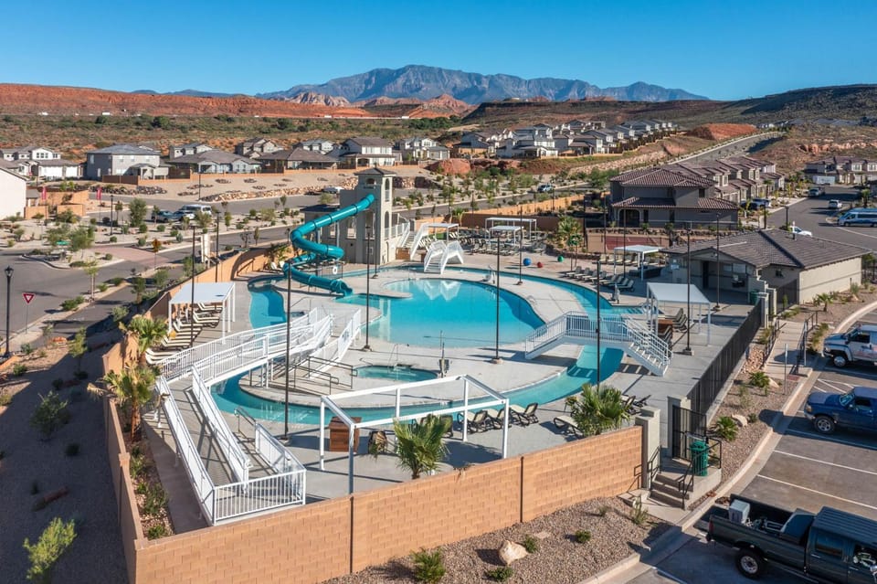 Paseos 1141 Private Hot Tub, Basketball Arcade, Ping Pong, Foosball, and More! House in Washington
