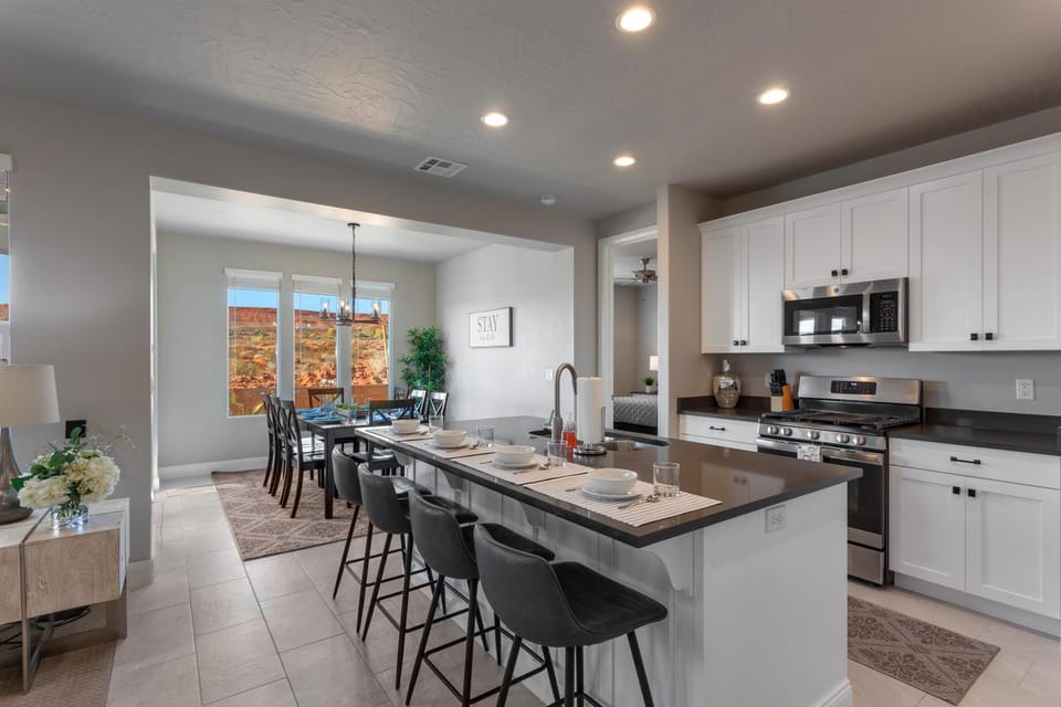 Paseos 1141 Private Hot Tub, Basketball Arcade, Ping Pong, Foosball, and More! House in Washington