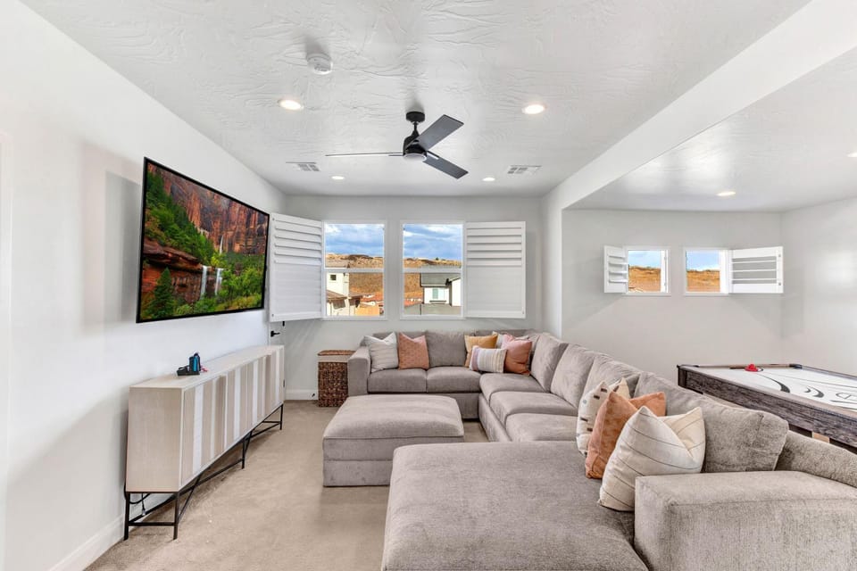 Paseos 1213 Brand New Home, Private Hot Tub, BBQ Grill, Ping Pong, Air Hockey, and More! House in Washington