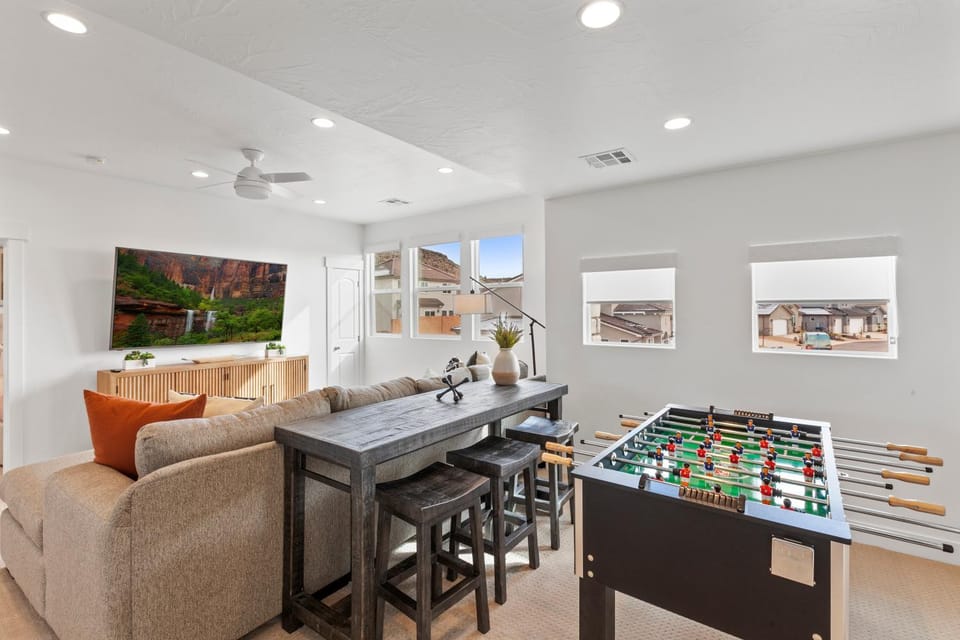 Paseos 1433 Beautiful New Home, Private Swim Spa and Hot tub, BBQ Grill, and Foosball House in Washington